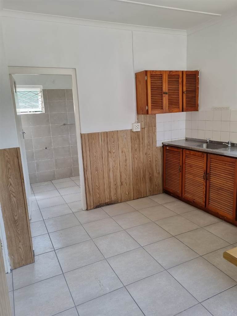 2 Bed Flat in Uvongo photo number 6