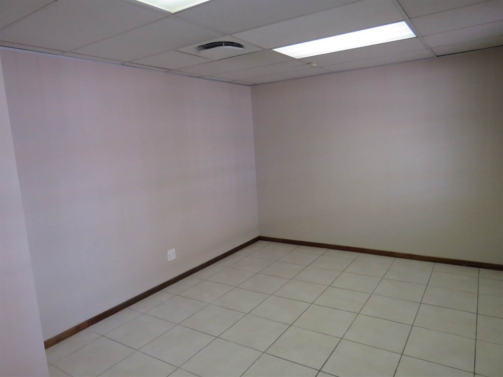 200  m² Commercial space in Lonehill photo number 9