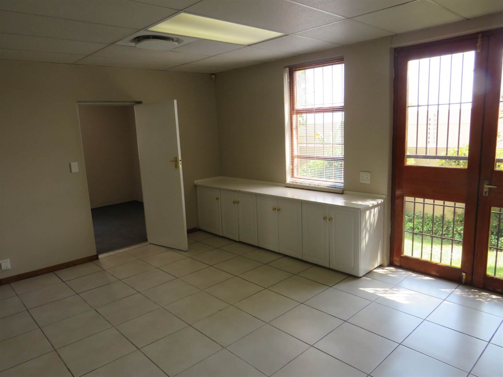 200  m² Commercial space in Lonehill photo number 6