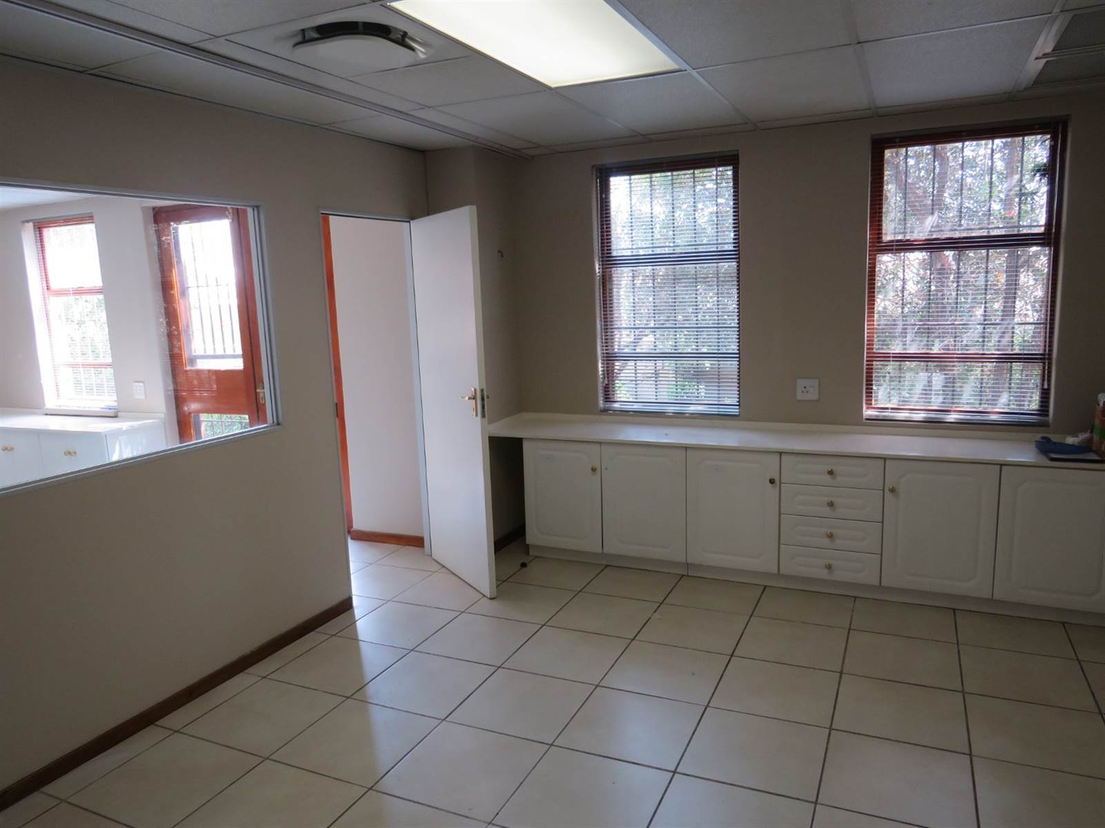 200  m² Commercial space in Lonehill photo number 5