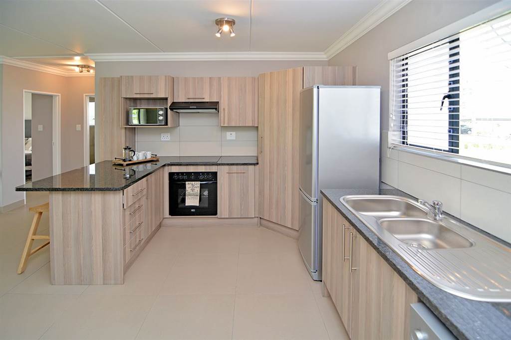 2 Bed Apartment in Sandown photo number 12