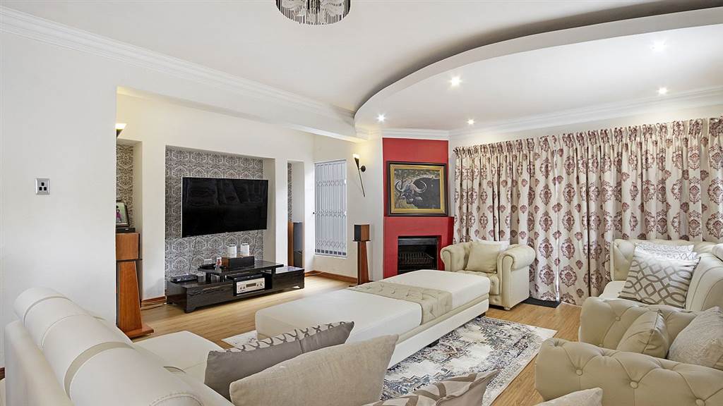 4 Bed House in Centurion CBD photo number 2