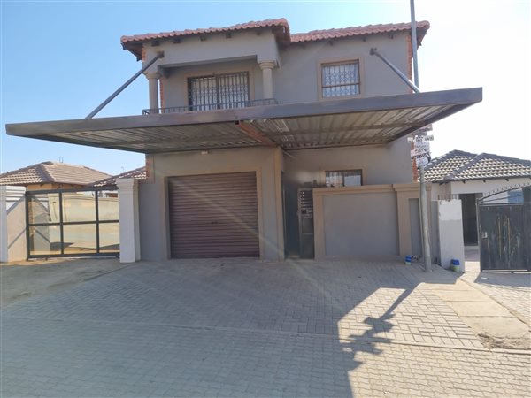 5 Bed House in Clayville