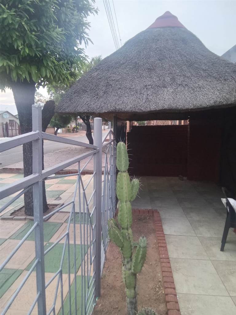 4 Bed House in Soshanguve B photo number 3