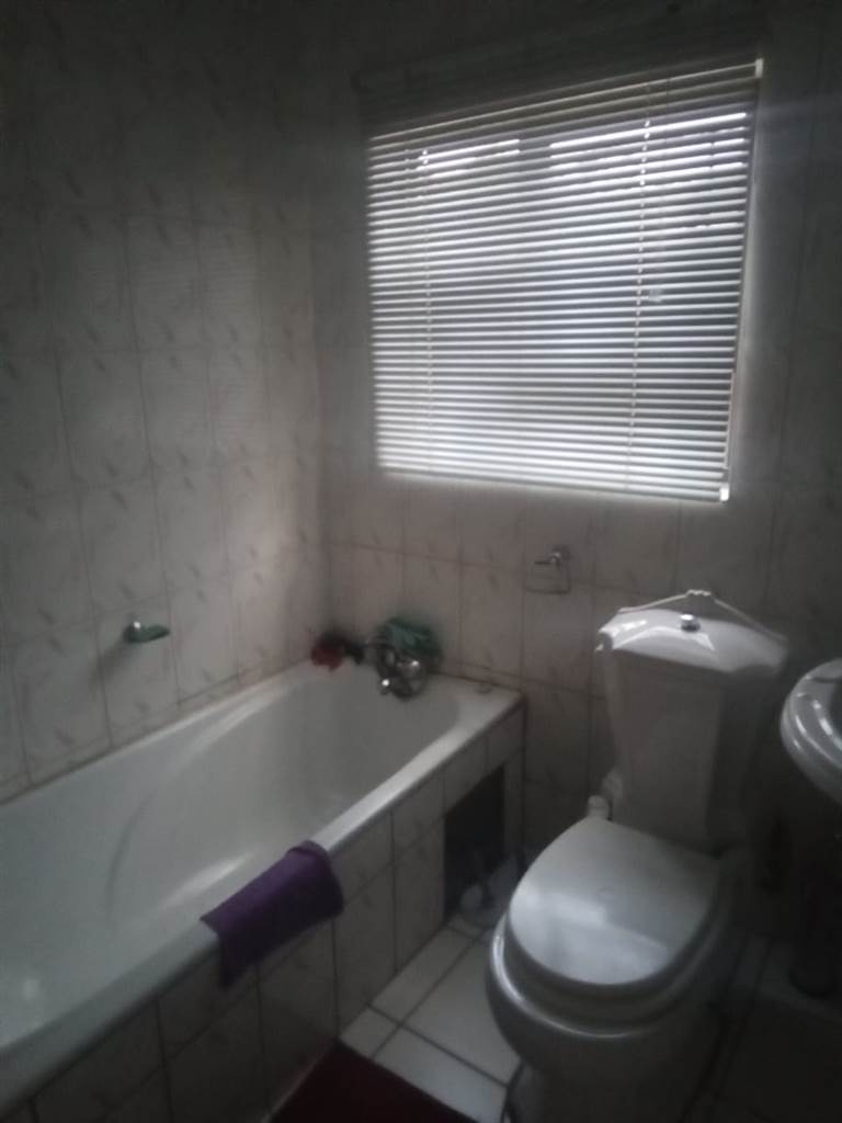 4 Bed House in Soshanguve B photo number 11