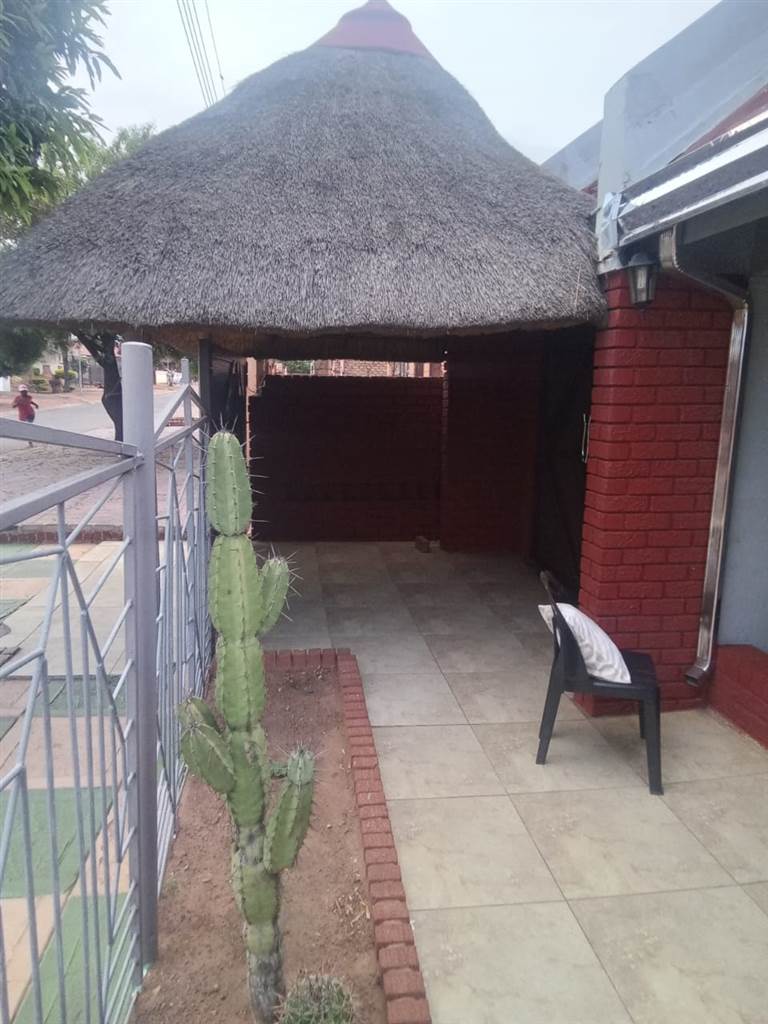 4 Bed House in Soshanguve B photo number 2