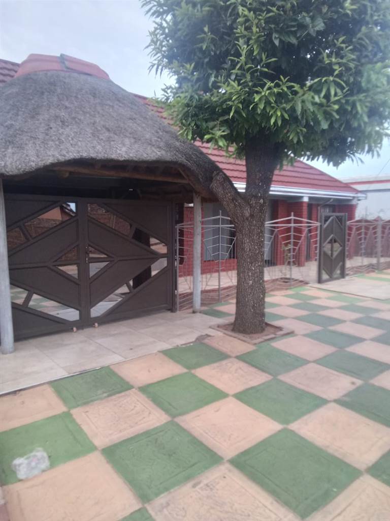 4 Bed House in Soshanguve B photo number 1