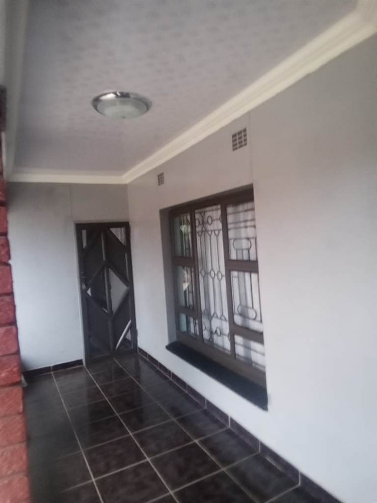 4 Bed House in Soshanguve B photo number 5