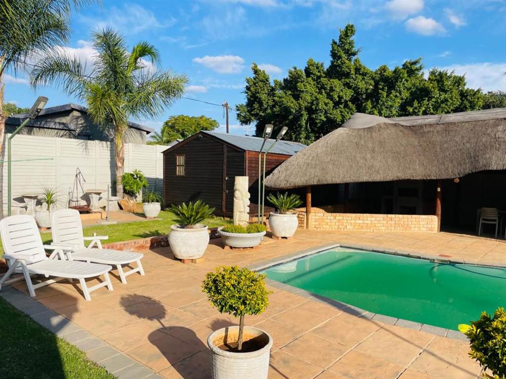 7 Bed House in Pretoria West photo number 2