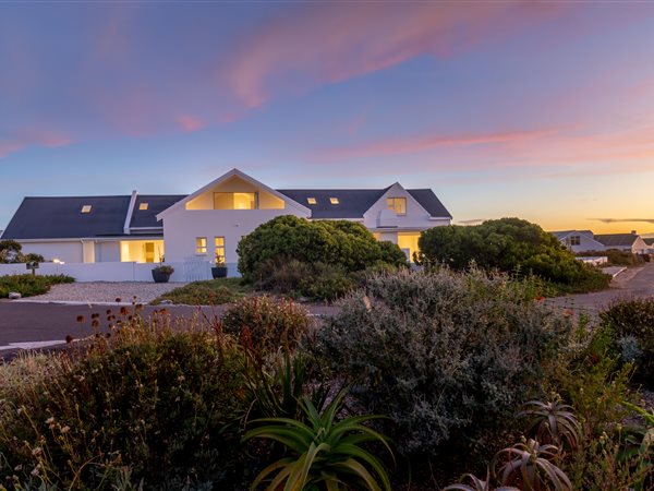5 Bed House in Grotto Bay