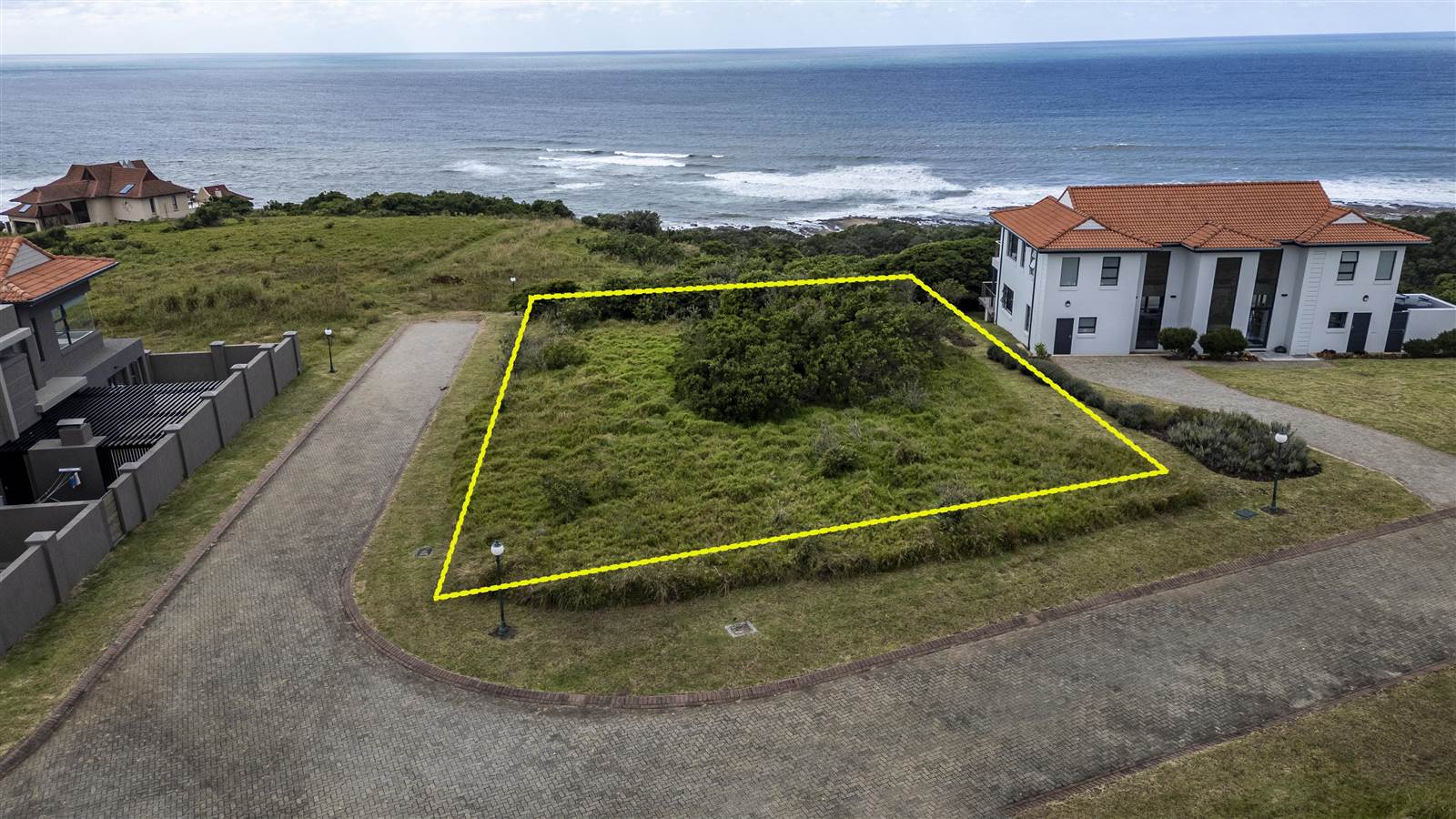 1000 m² Land available in Khamanga Bay photo number 1