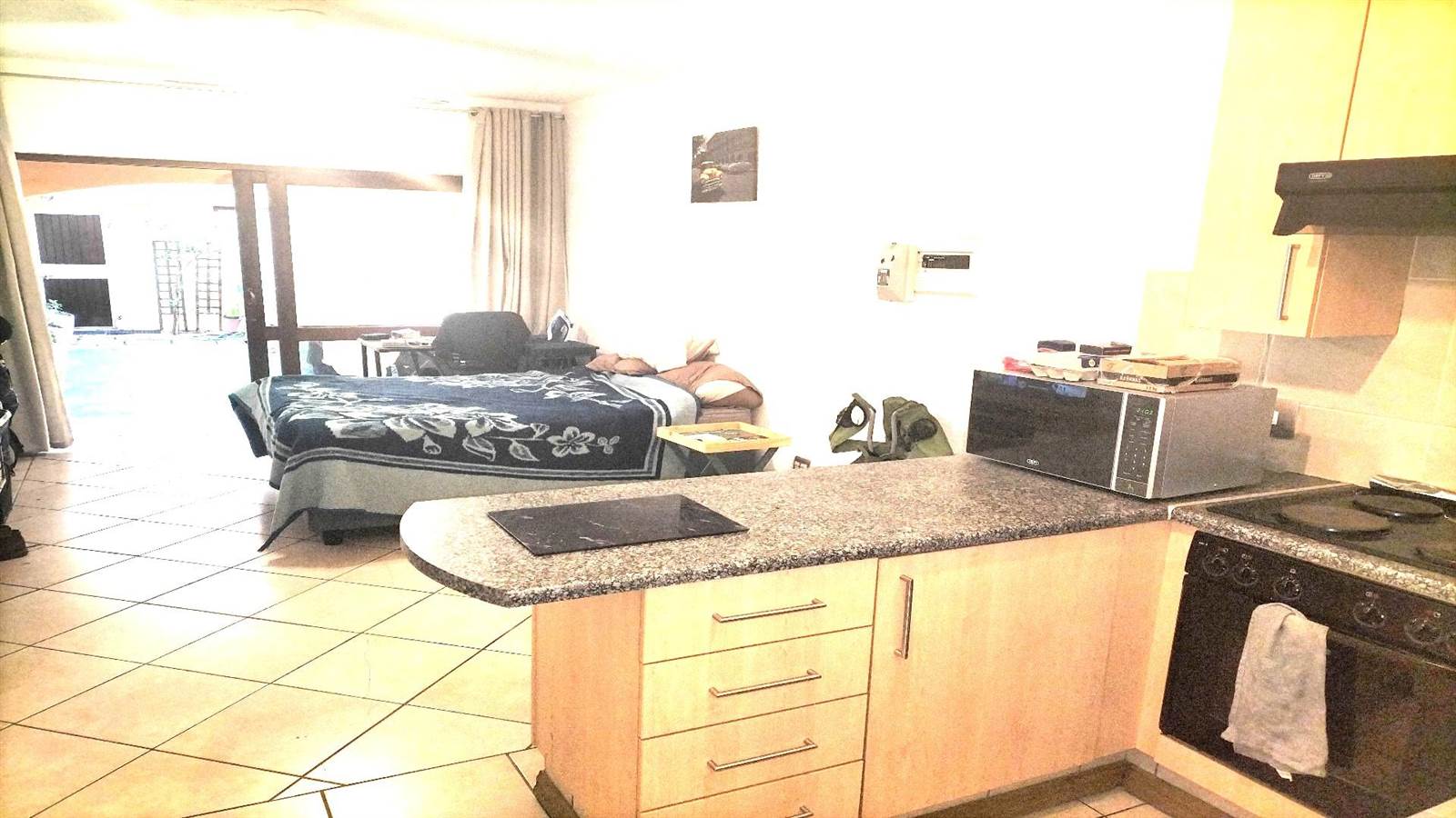 Bachelor apartment in Fourways photo number 2