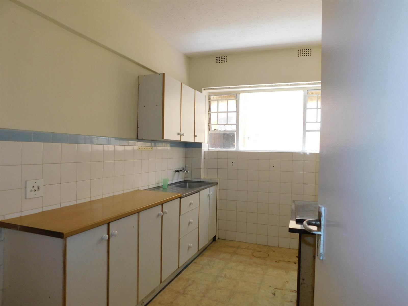 1 Bed Apartment in Yeoville photo number 10