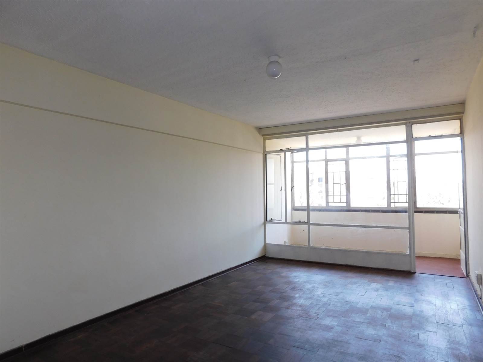1 Bed Apartment in Yeoville photo number 5