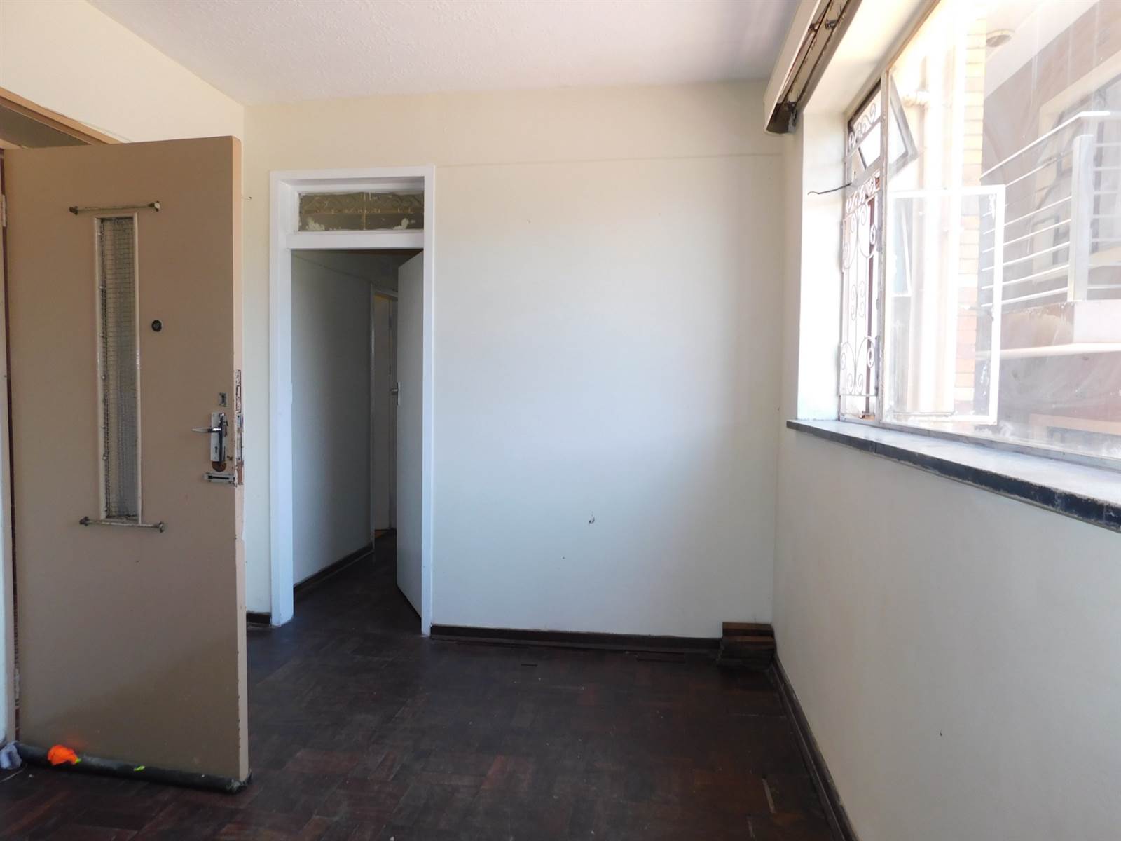 1 Bed Apartment in Yeoville photo number 9