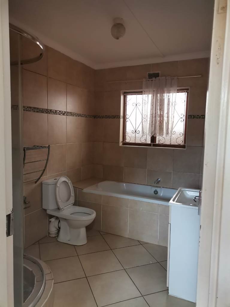2 Bed Apartment in Empangeni Central photo number 7