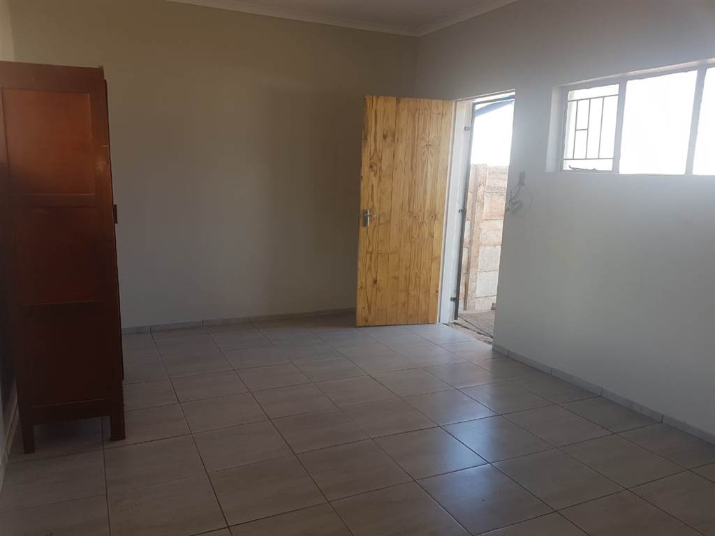 Bachelor apartment in Krugersdorp North photo number 7