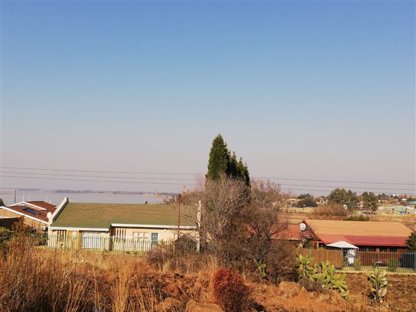 1 060 m² Land