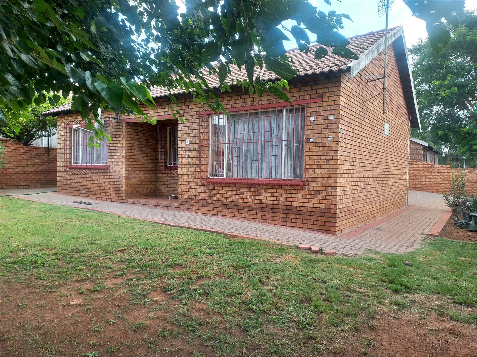 2 Bed Townhouse in Witbank Central photo number 2