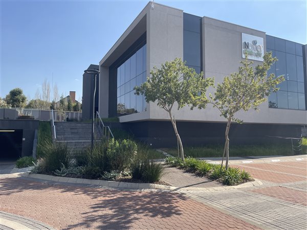 674  m² Commercial space