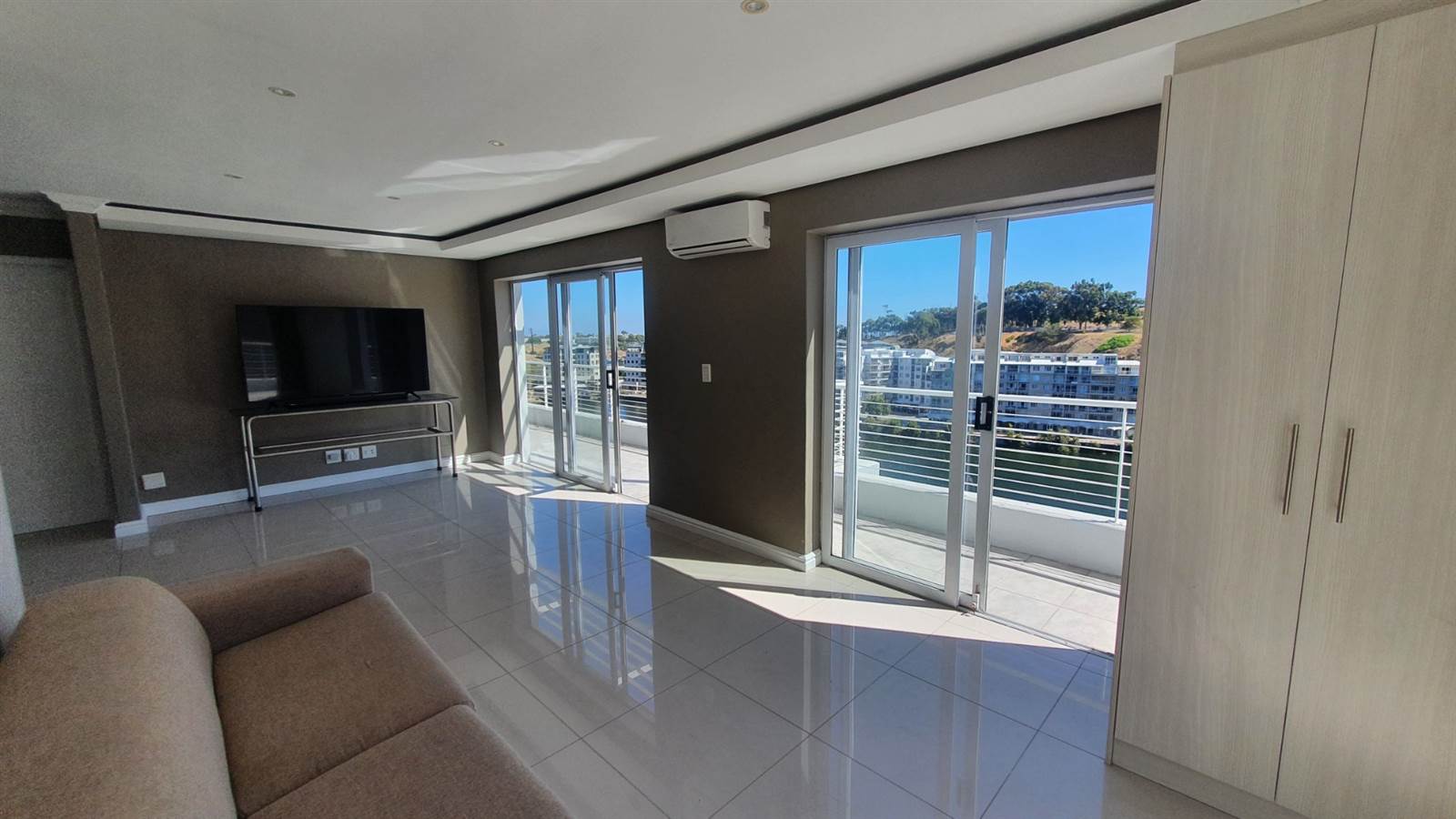 2 Bed Penthouse in Tyger Waterfront photo number 3