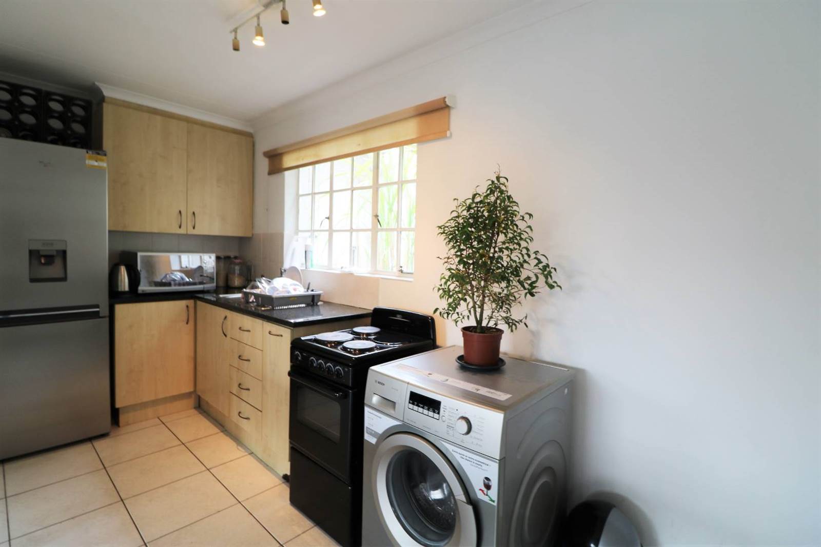 1 Bed Apartment in Craighall Park photo number 4