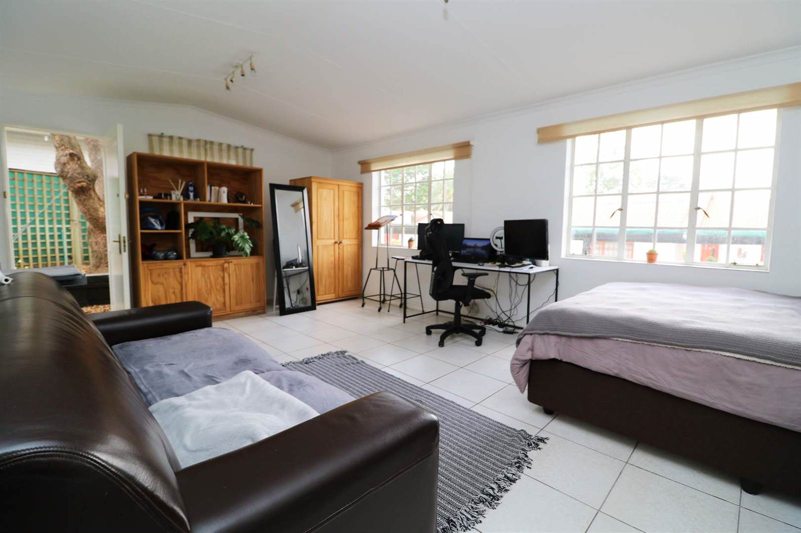 1 Bed Apartment in Craighall Park photo number 2