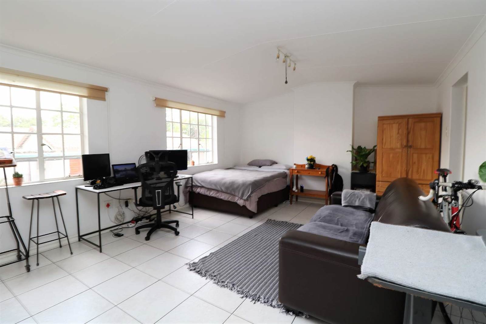 1 Bed Apartment in Craighall Park photo number 1