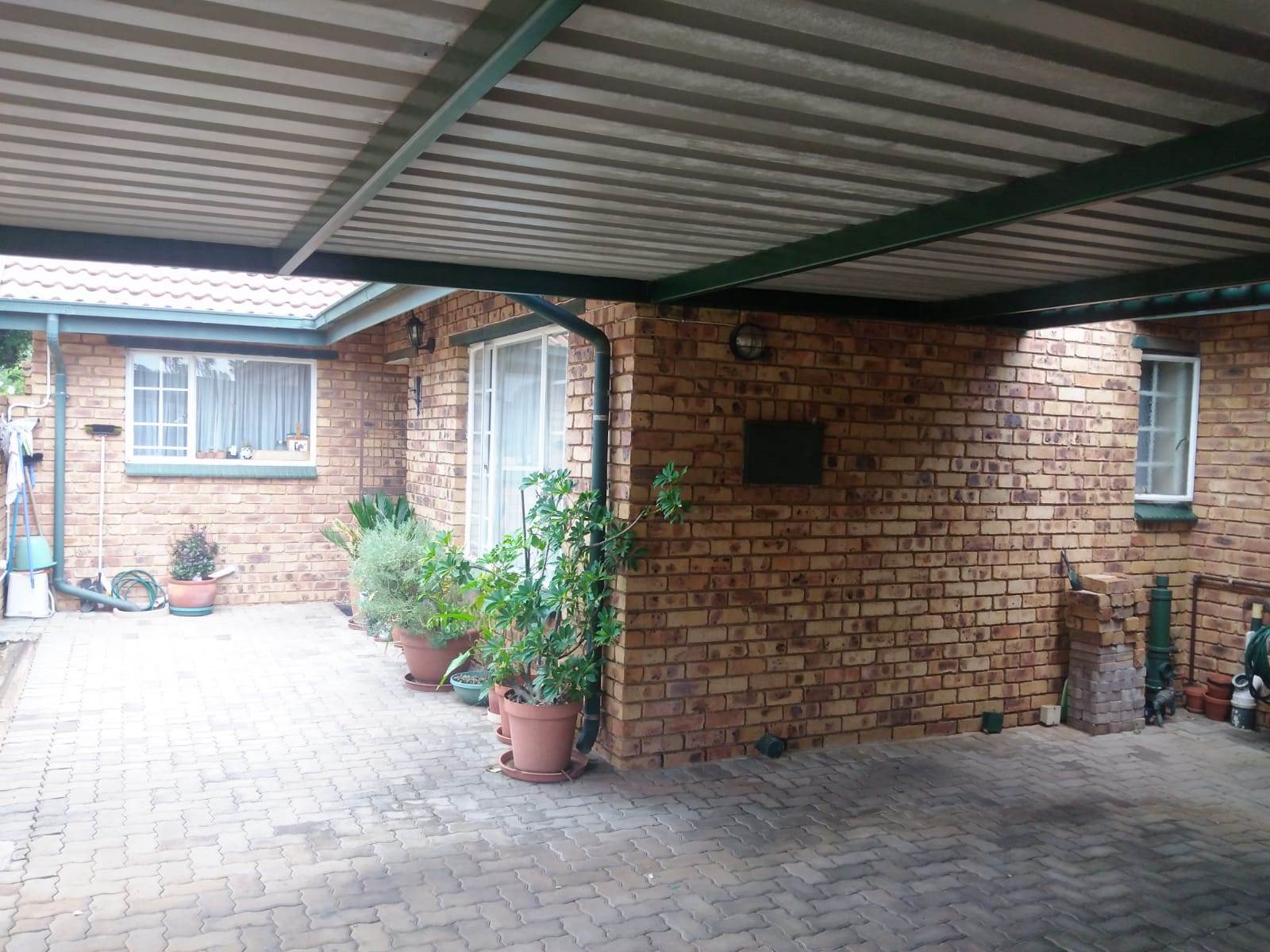 2 Bed House in Rooihuiskraal North photo number 1