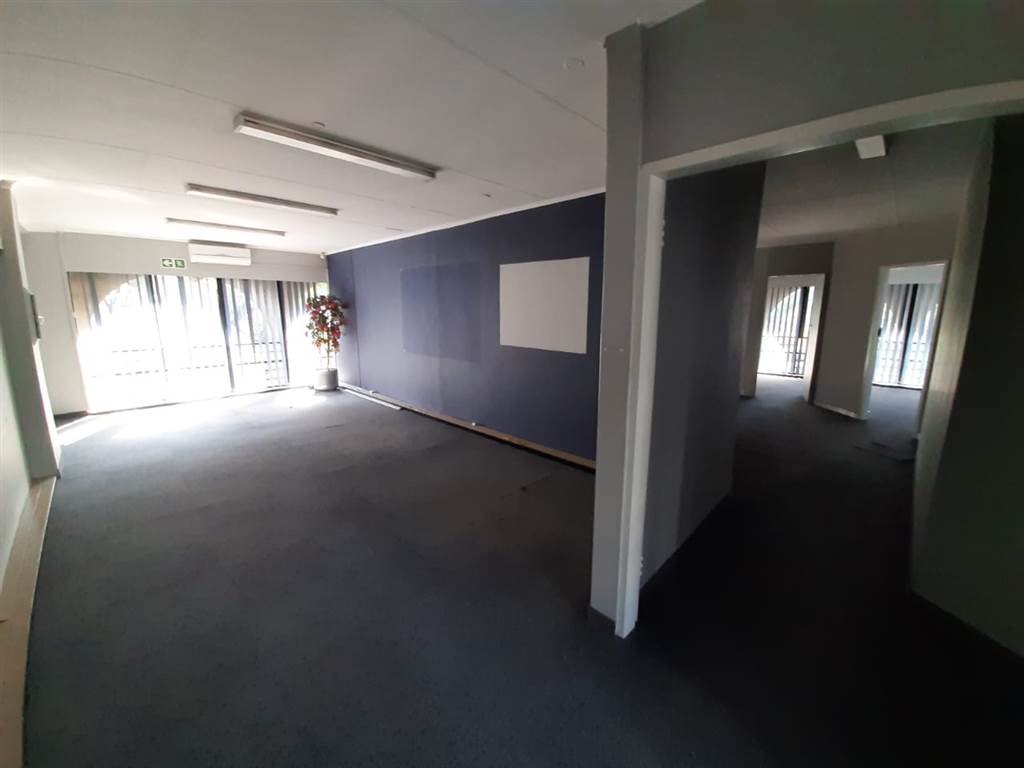 140  m² Commercial space in Murrayfield photo number 3