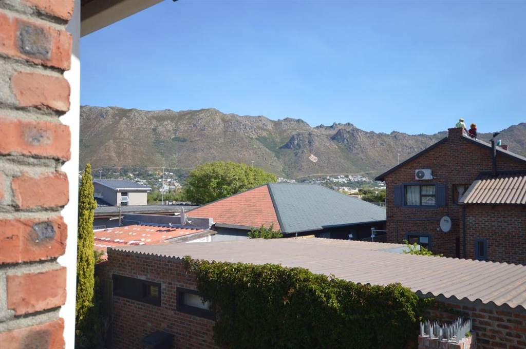 5 Bed House in Gordons Bay Central photo number 18