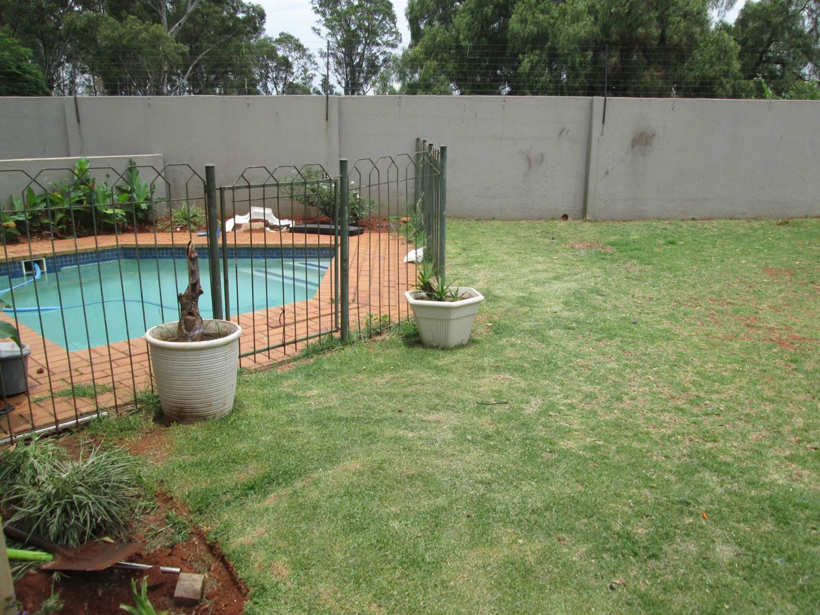 2 Bed Townhouse in Brenthurst photo number 14