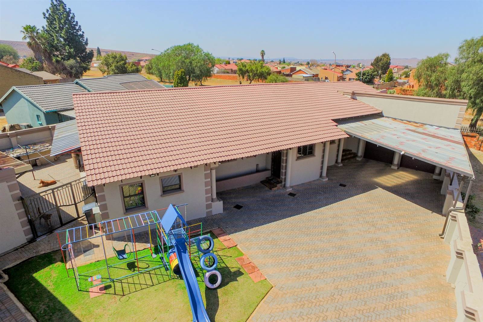 4 Bed House in Lenasia South photo number 2