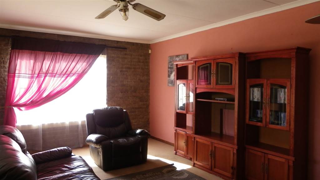 3 Bed House in Harrismith photo number 28