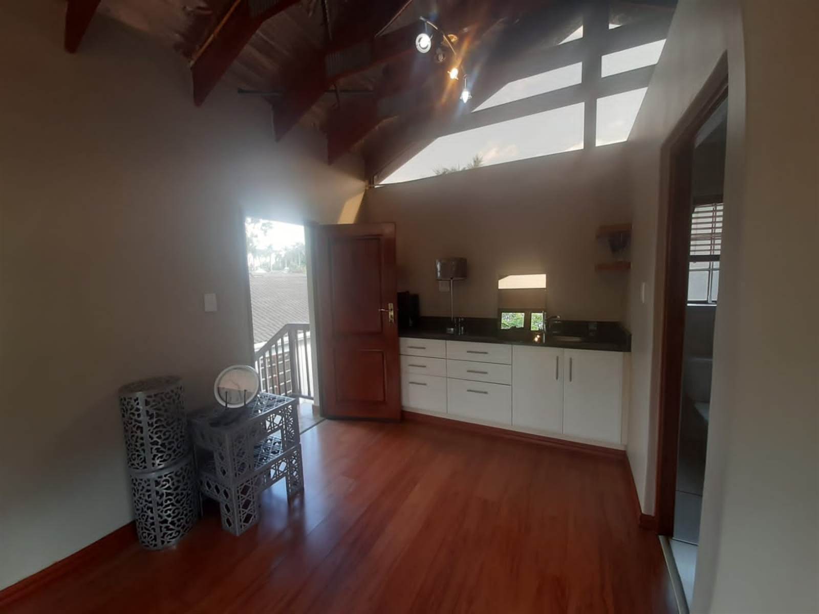 6 Bed House in Kloof photo number 14
