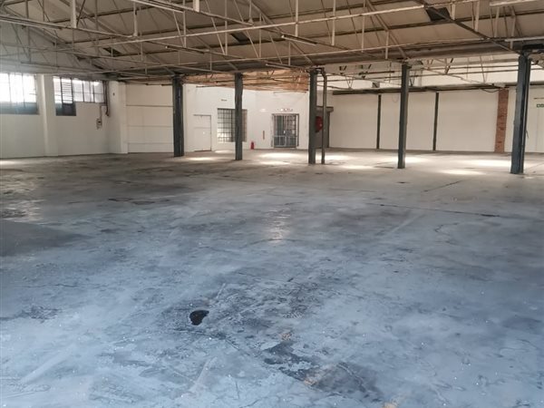 895  m² Industrial space