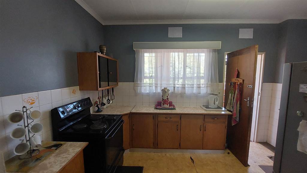 2 Bed Apartment in Doringkloof photo number 9