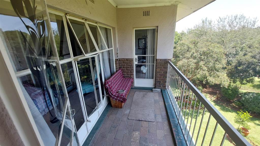 2 Bed Apartment in Doringkloof photo number 17