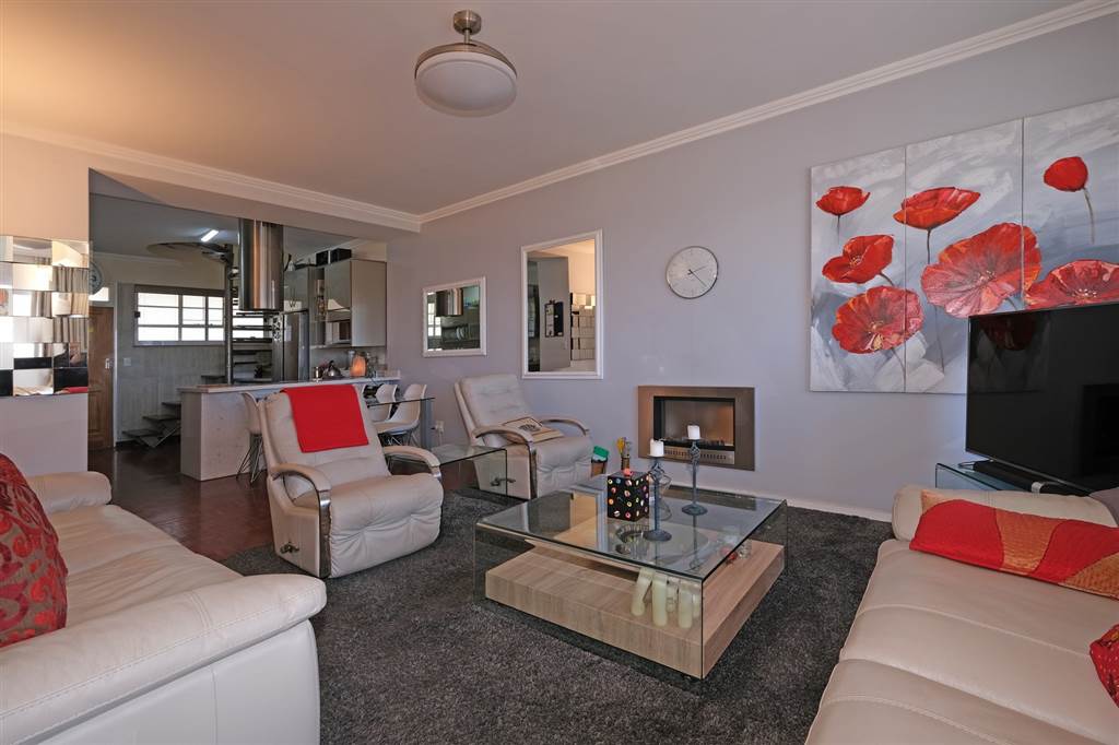 1 Bed Apartment in Illovo photo number 1