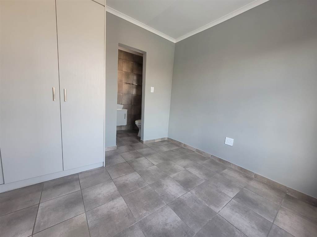 1 Bed Apartment in Grobler Park photo number 6