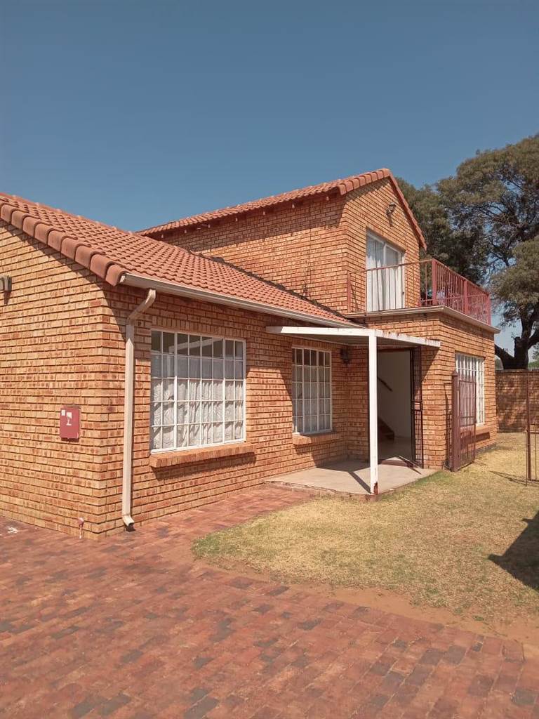 3 Bed Apartment in Grobler Park photo number 15