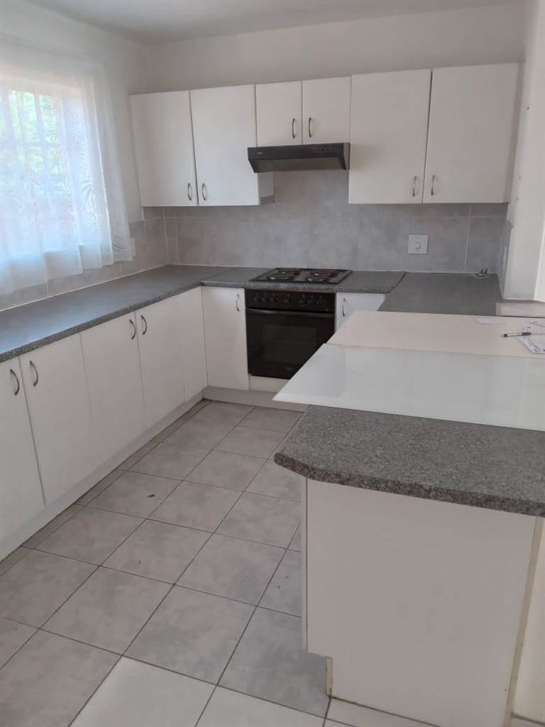 3 Bed Apartment in Grobler Park photo number 4