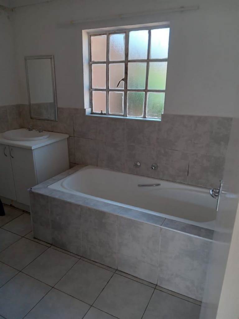 3 Bed Apartment in Grobler Park photo number 6