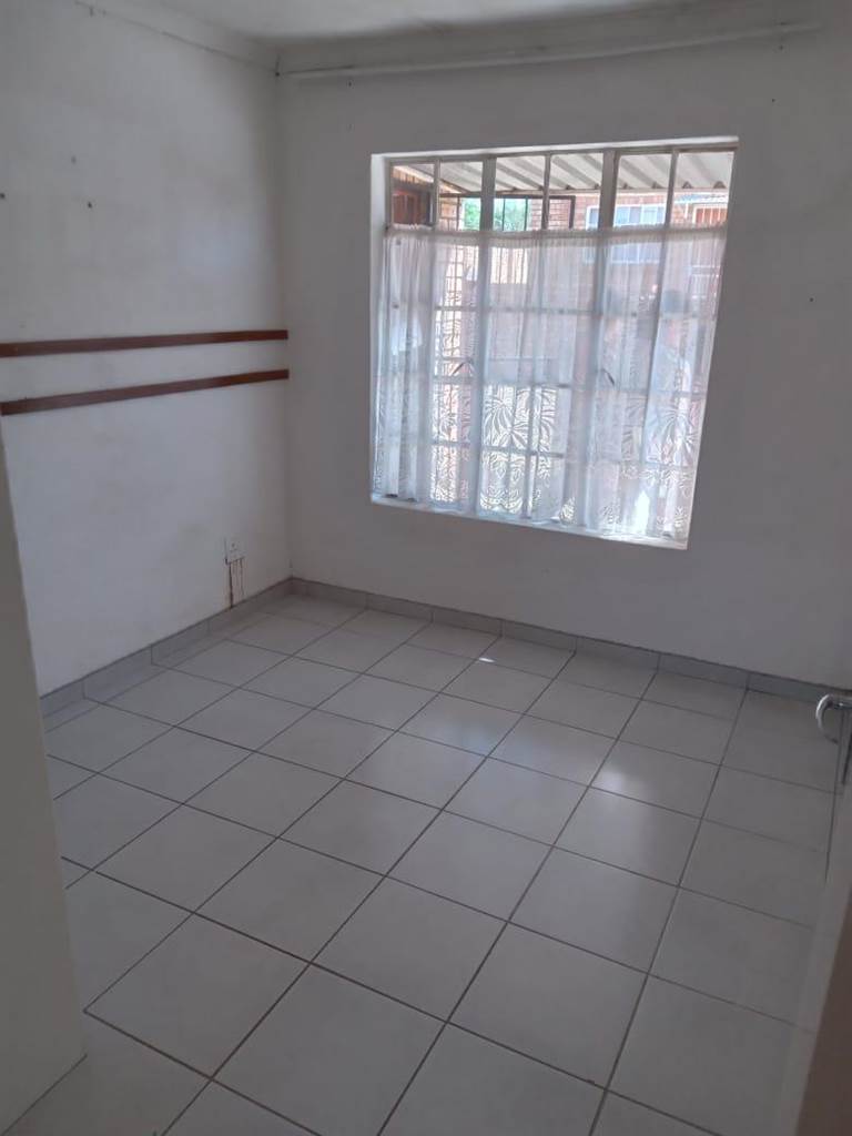 3 Bed Apartment in Grobler Park photo number 8