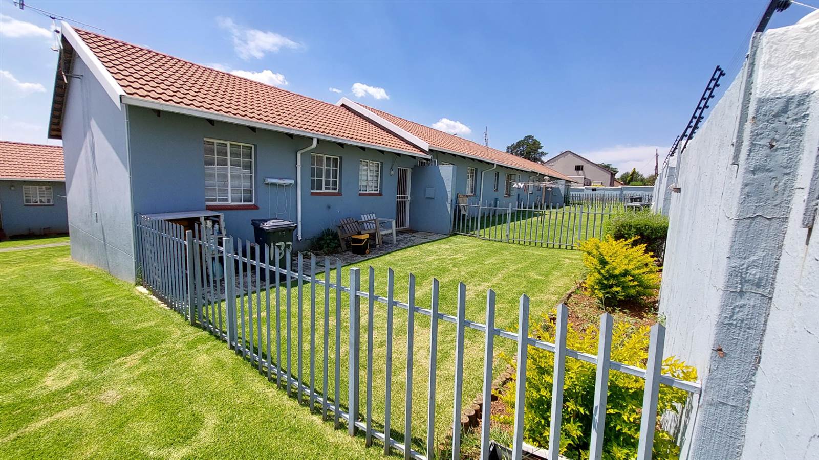2 Bed Townhouse in Roodepoort West photo number 5