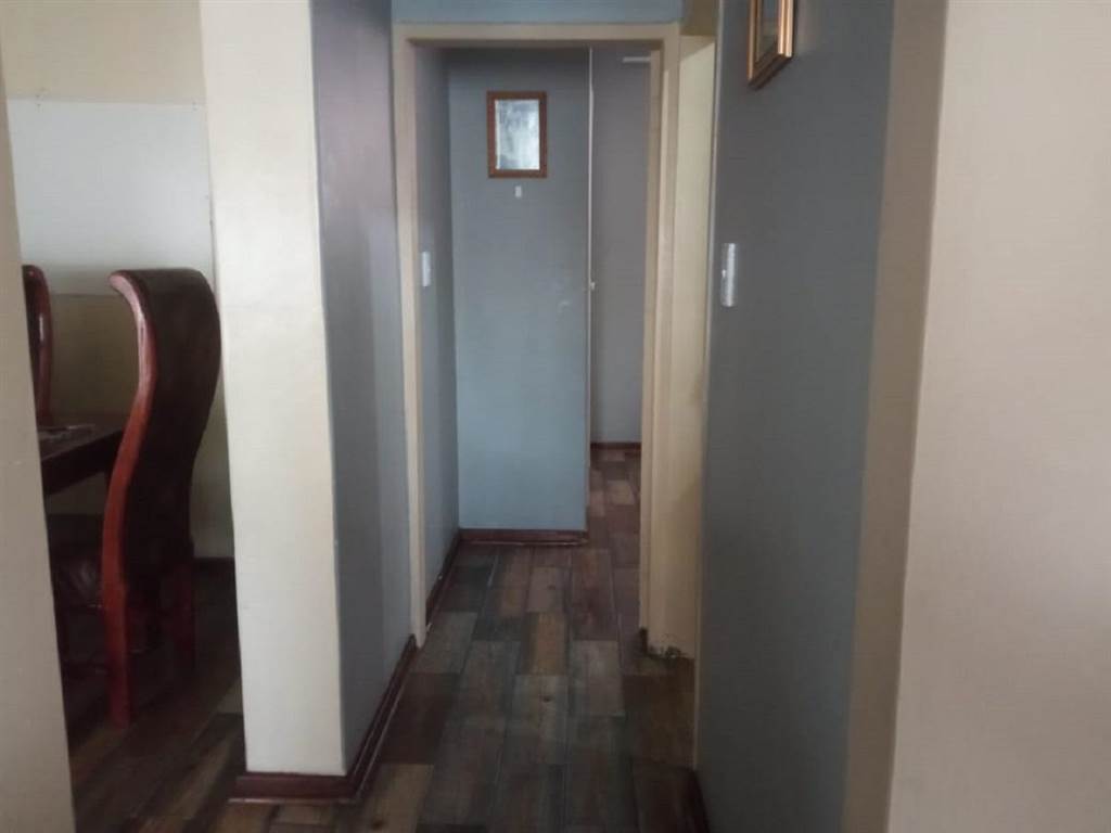 2 Bed Flat in Vereeniging Central photo number 10