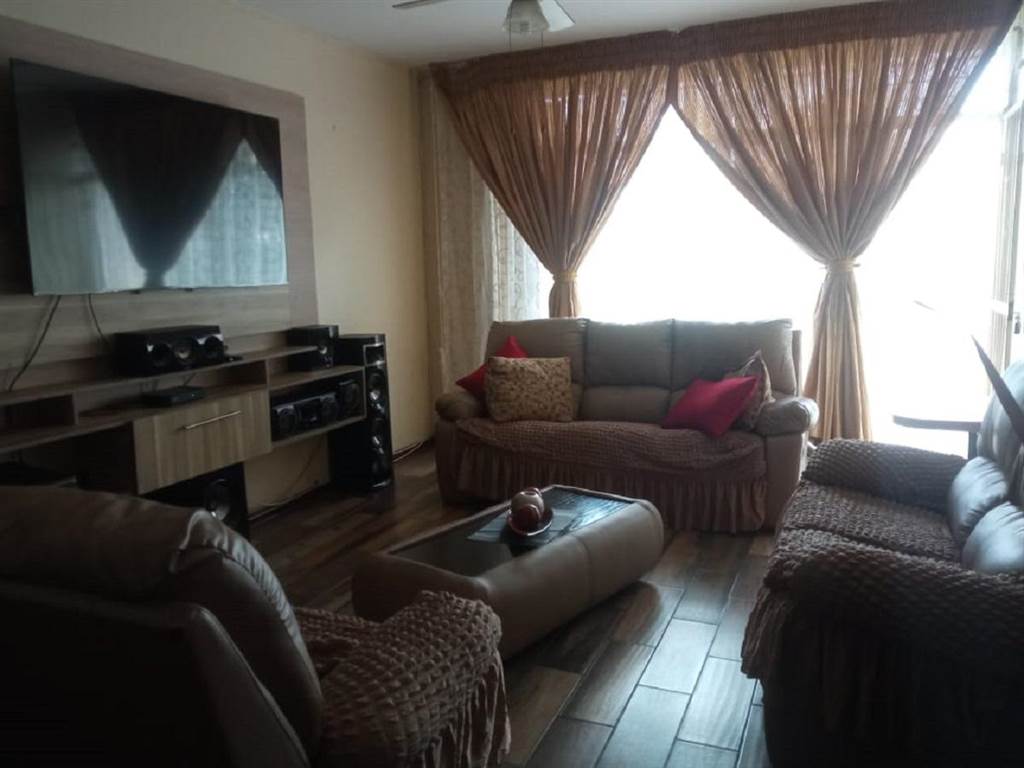 2 Bed Flat in Vereeniging Central photo number 12
