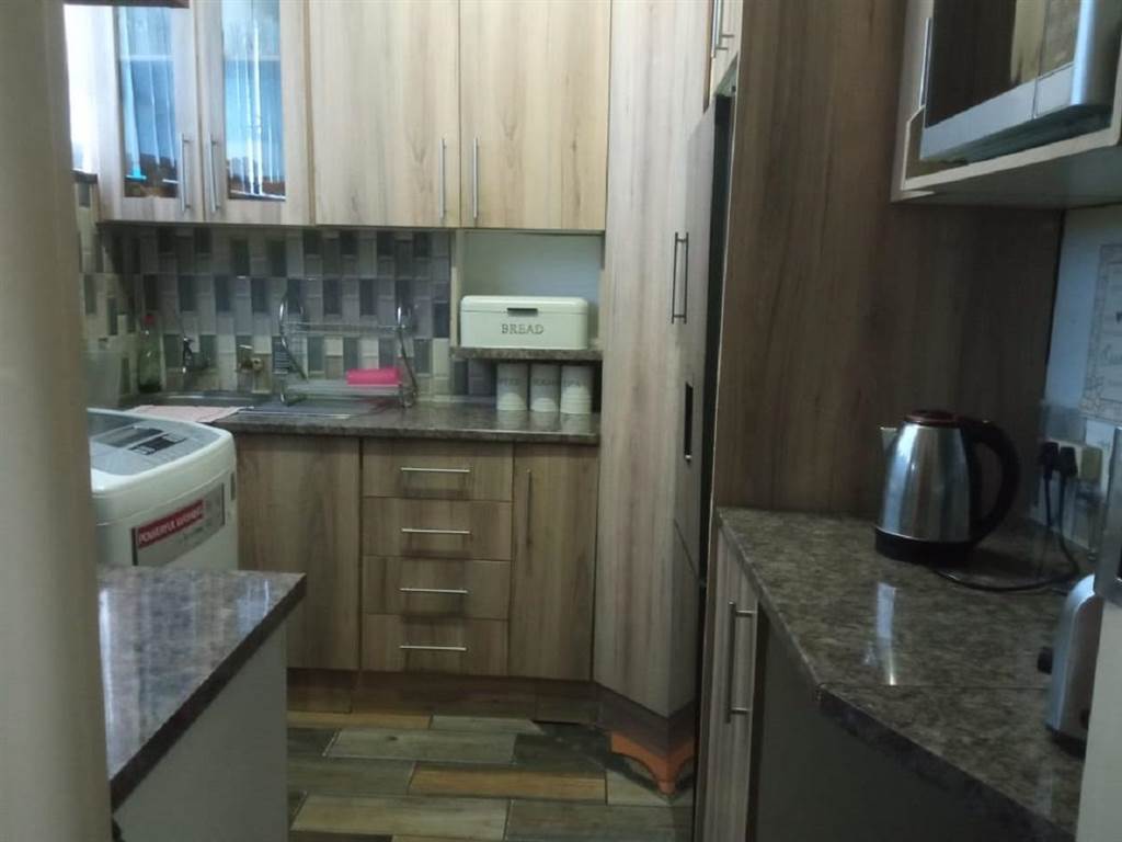 2 Bed Flat in Vereeniging Central photo number 4
