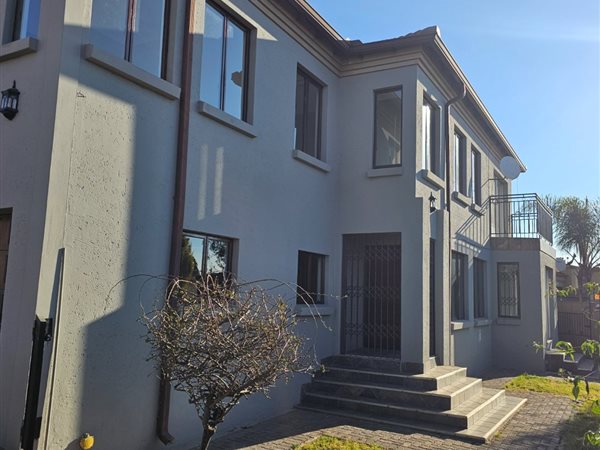 4 Bedroom Townhouse 4 Bedroom Townhouse