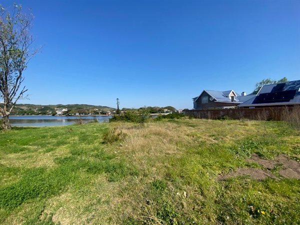 647 m² Land available in Great Brak River